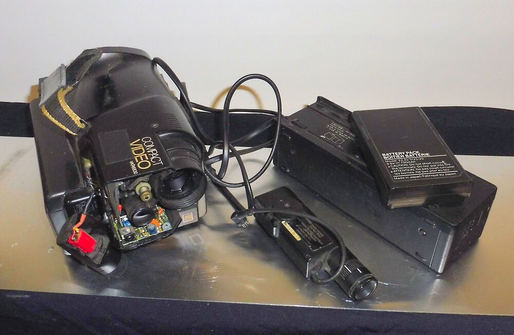Akku-Ladegerät + 2 Akkus + Philips VHS Video Kamera