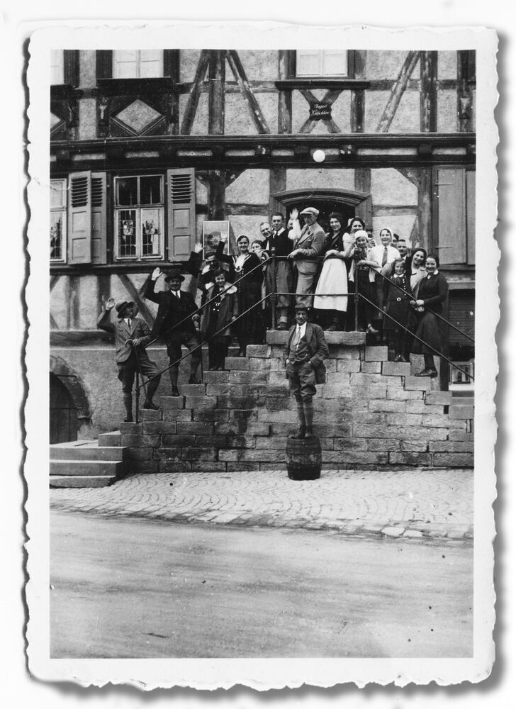Altes Foto - Menschen auf Treppe vor dem Gasthaus Zur Krone in Maulbrunn-Zaisersweiher