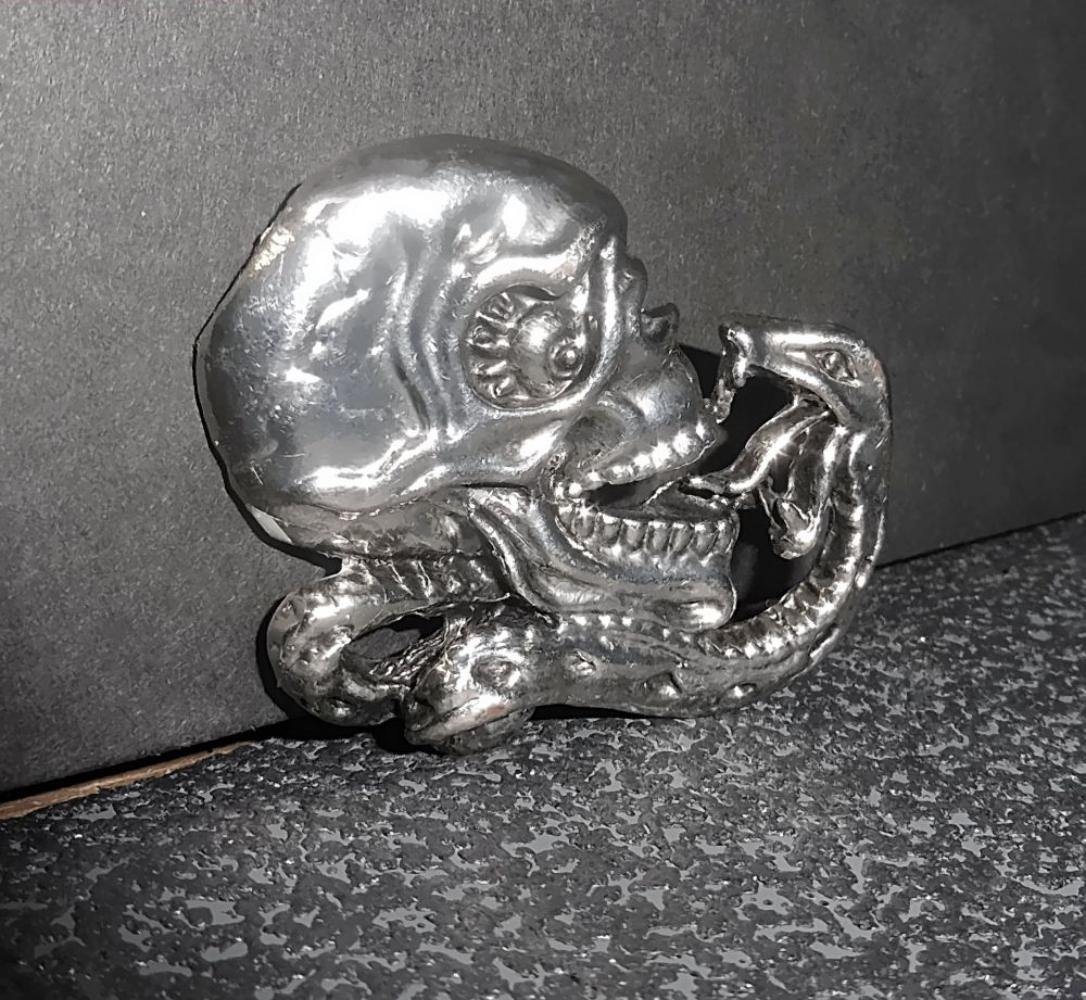 Silberfarbener Totenkopf mit Schlange (Zungenkuß) aus Metall