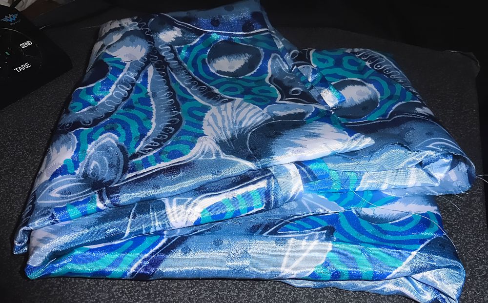 Kleiderstoff - Blau mit Fischmuster - changierend - 150x140 cm