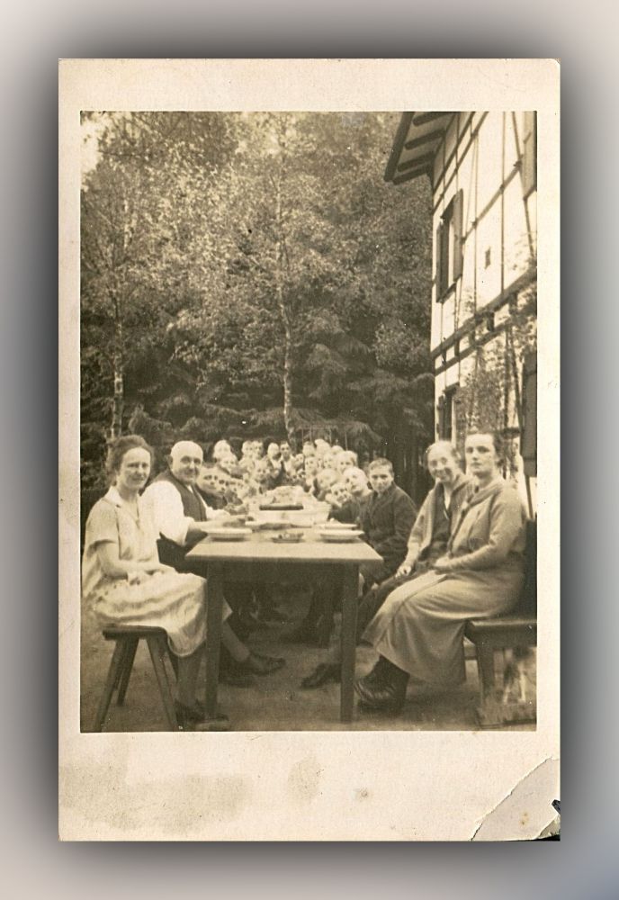 Altes Foto - Menschen an Tafel vor Fachwerkhaus - Postkarte