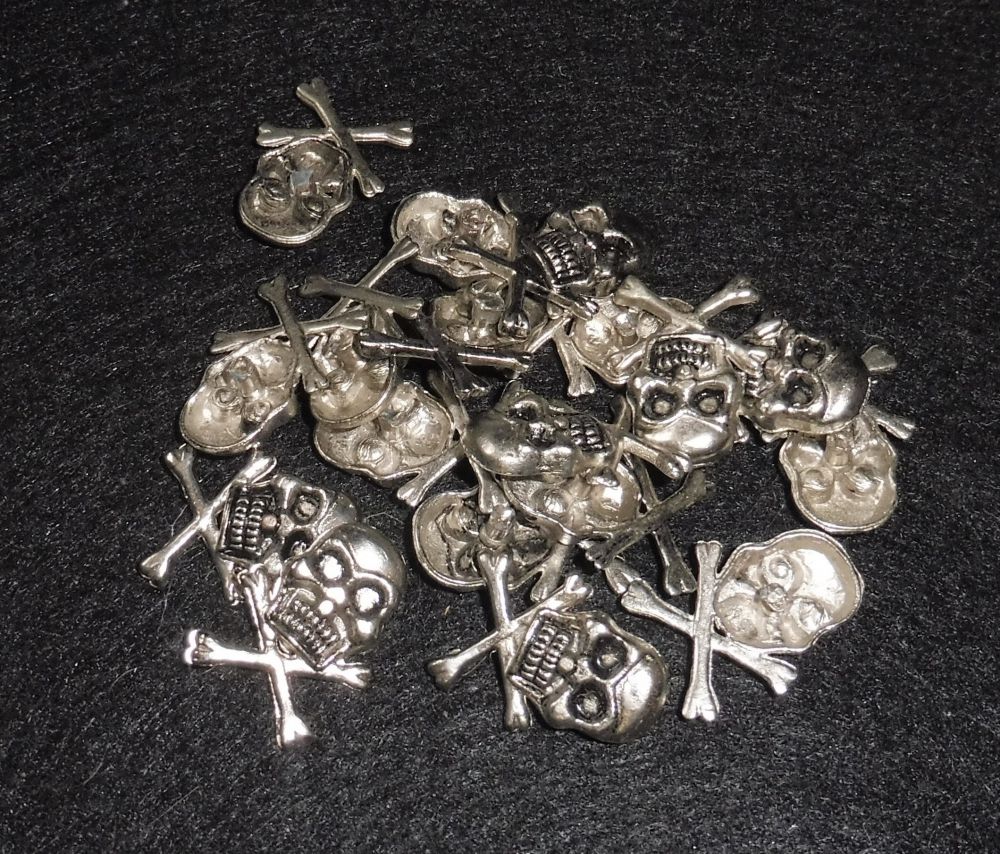 18 Silberfarbene Totenköpfe mit gekreuzten Knochen aus Metall