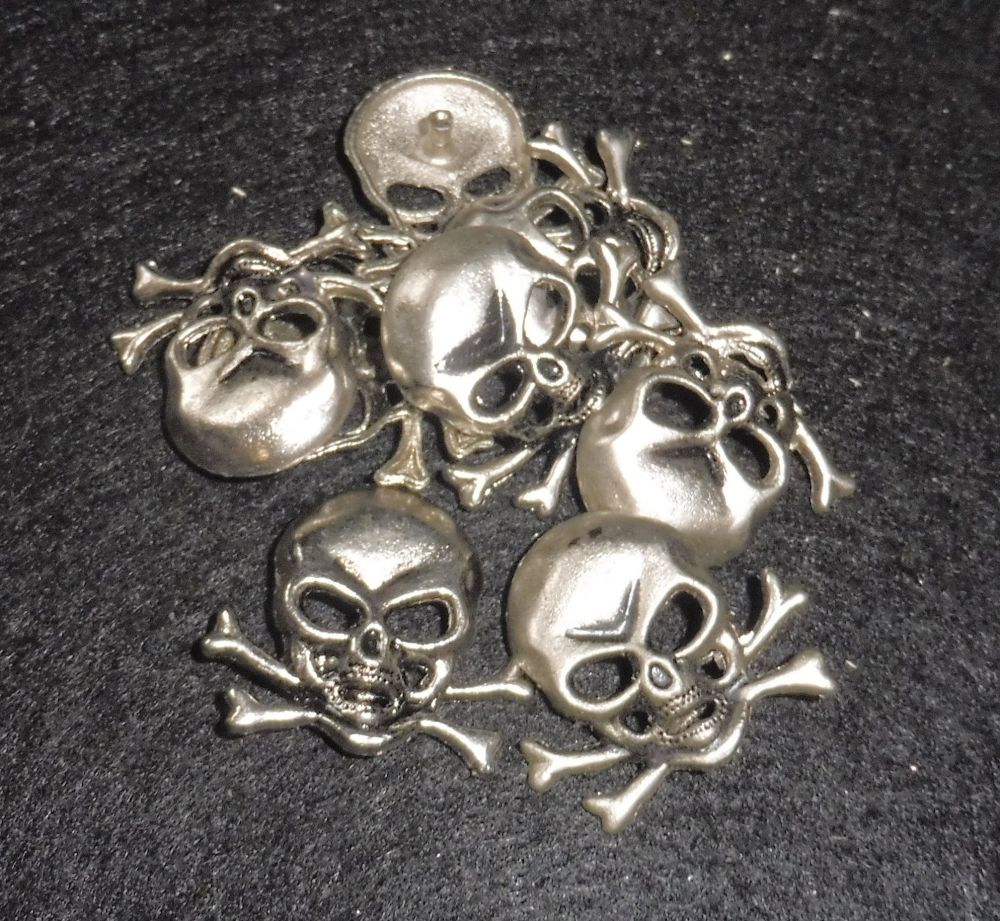 8 Silberfarbene Totenköpfe mit gekreuzten Knochen aus Metall