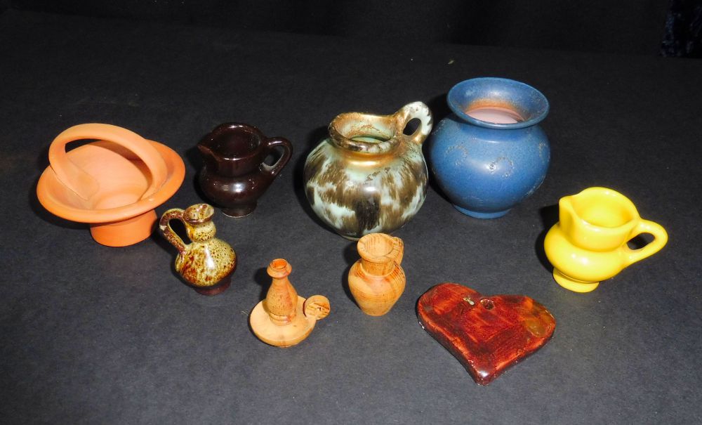 Krüge und Vase, Korb, Kerzenleuchter, Herz aus Keramik, Ton und Holz
