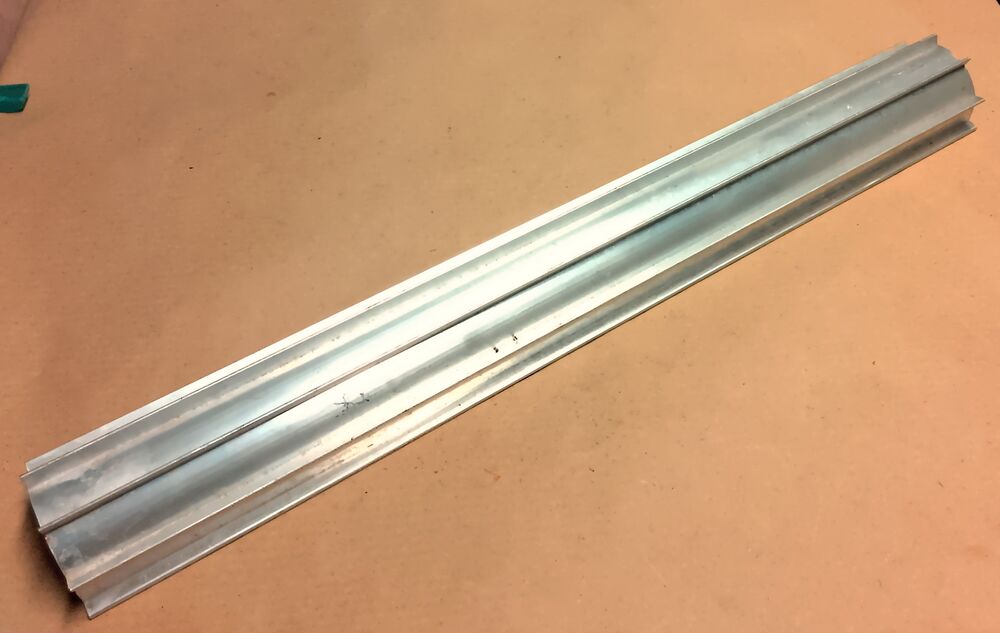 Halbrohr Aluminiumprofil mit Lamellen 340 mm lang